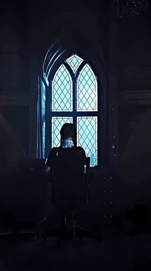 والپیپر فصل 2 سریال Wednesday با فضای تاریک و اسرارآمیز - والپیپر Hd