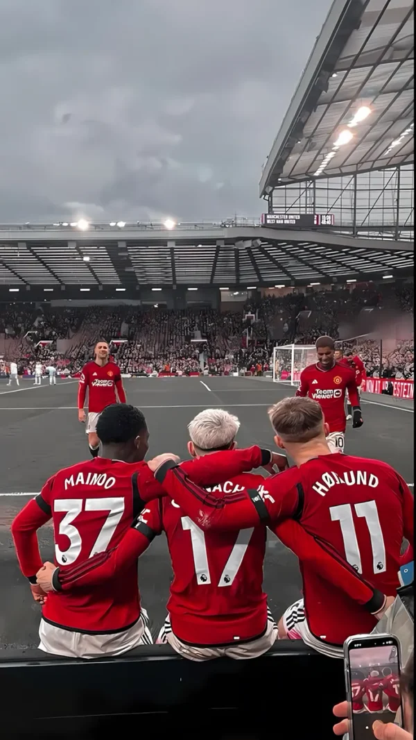 والپیپر هواداران منچستر یونایتد با پرچم قرمز