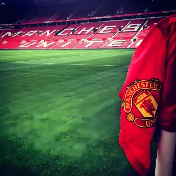 والپیپر هواداران منچستر یونایتد با پرچم قرمز