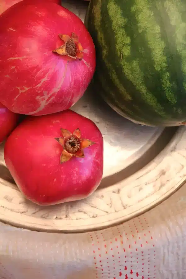 والپیپر شب یلدا برای دسکتاپ با انار و هندوانه