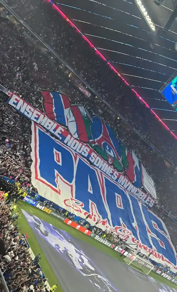 والپیپر پاریس سن ژرمن از ورزشگاه پارک د پرنس