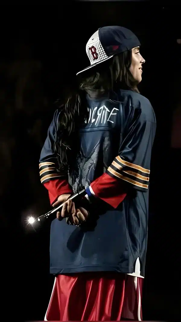 تصویر زمینه بیلی آیلیش با لباس‌های گشاد و اسپرت