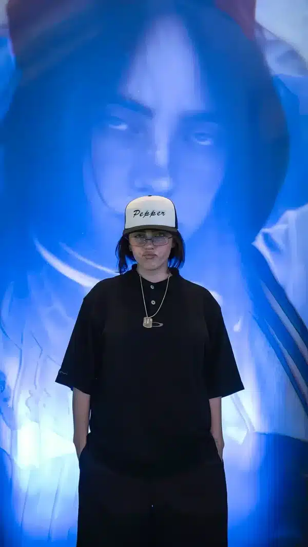 تصویر زمینه بیلی آیلیش با لباس‌های گشاد و اسپرت