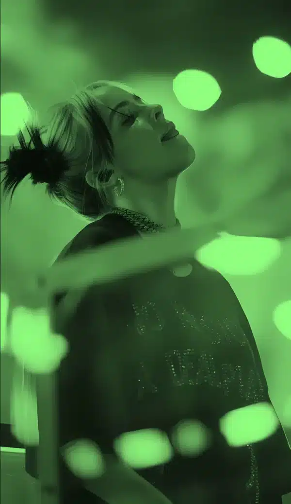 والپیپر بیلی آیلیش با موهای سبز و مشکی خاص