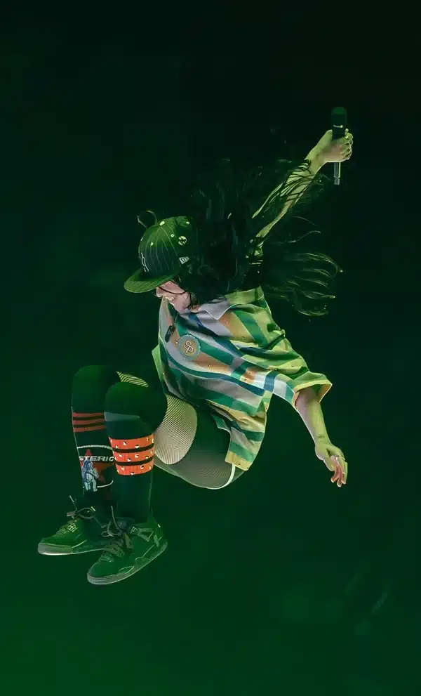 عکس پس زمینه بیلی آیلیش در حال اجرای زنده