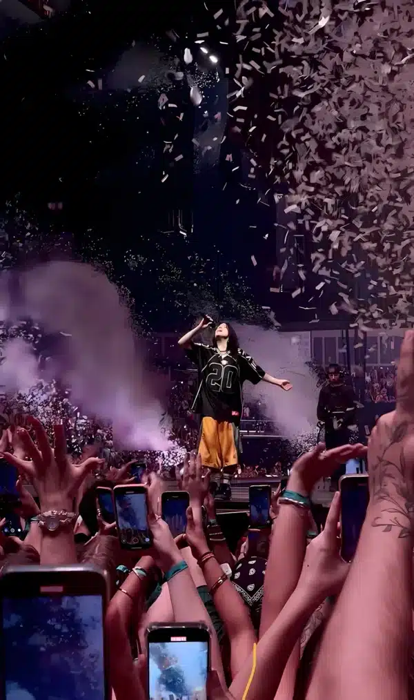 عکس پس زمینه بیلی آیلیش در حال اجرای زنده