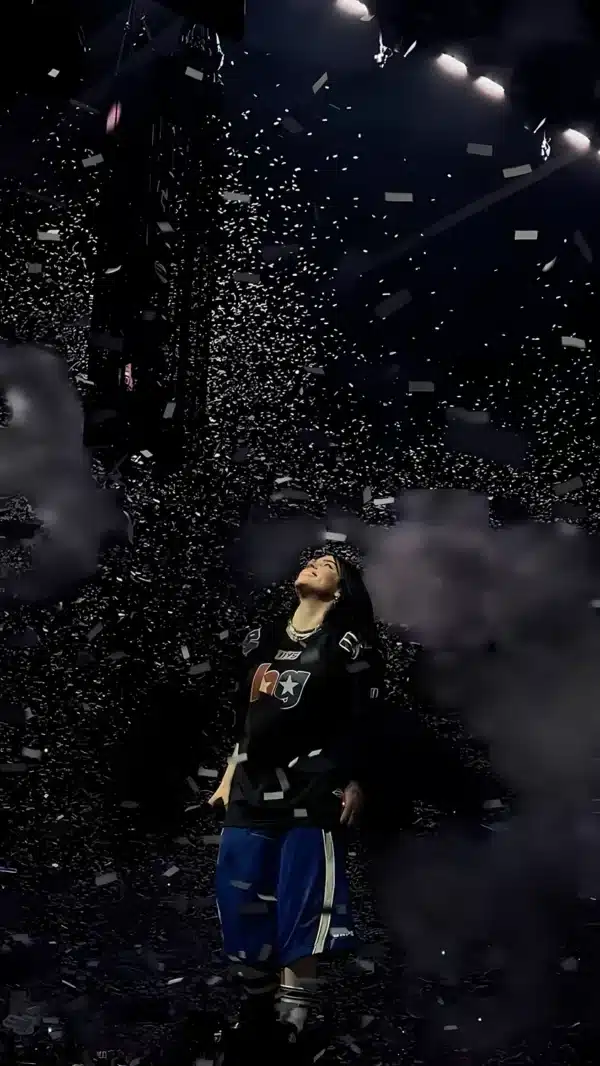 عکس پس زمینه بیلی آیلیش در حال اجرای زنده