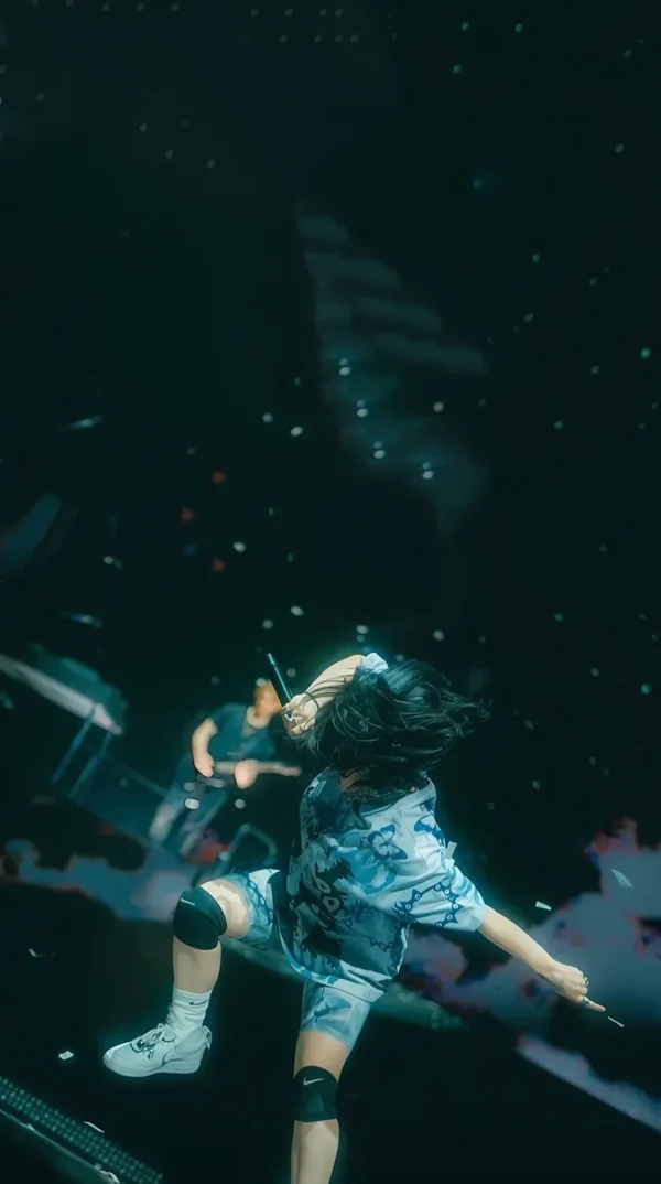 عکس پس زمینه بیلی آیلیش در حال اجرای زنده